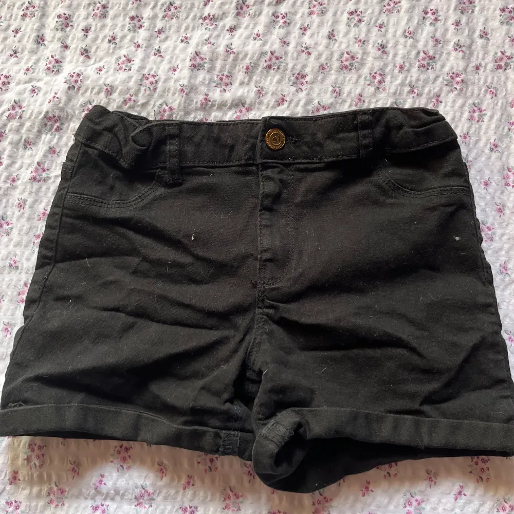 Ett par svarta jeans shorts i storlek 146-152.. Shorts.