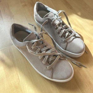 Oanvända vagabond sneakers - Helt oanvända vagabond sneakers säljes då dom tyvärr är för stora för mig, perfekta nu till våren! de är i storlek 36. Köpta för 1300 kr förra våren.
