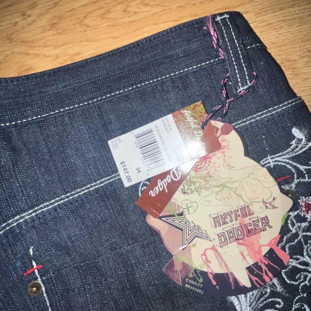 2 par exakta Artful Dodger jeans 1 par med lappar och 1 par utan. Använda 2 gånger utan lappar och oanvända med lappar  . Jeans & Byxor.