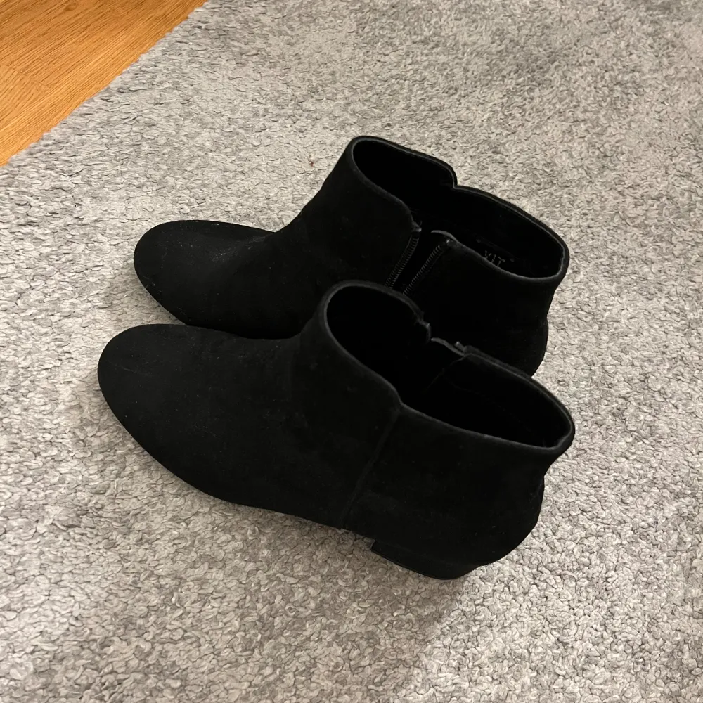 Jättefina svarta boots ifrån Xit!! Dom är i storlek 38 men passar även för 39🥰 använt kanske en eller två gånger så dom är i nyskick🤩nypris: 600kr. Skor.