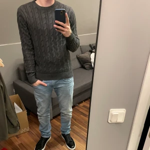 Kabelstickad tröja - Säljer denna kabelstickade tröja från lager 157. Säljer pga att den inte används längre. Skick 9/10. Skriv om funderingar!