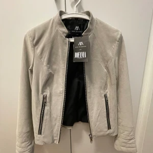 Jacka - Ny jacka i jättebra skick som aldrig kom till användning (har fortfarande lappen kvar). Kostar ungefär 2500kr, mitt pris är 1000kr. Jackan är beige mocha material och är i storlek 32. 🌸 