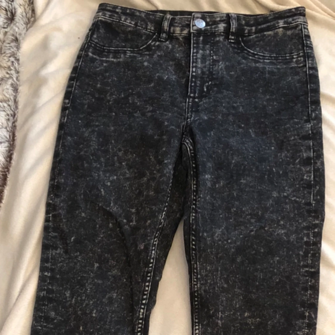 Jeans i svart st 36 / melerade  - 90