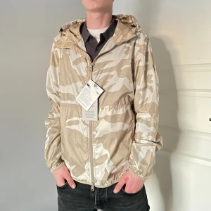 Woolrich windbreaker  - Säljer nu denna trendiga Woolrich windbreaker som är HELT NY med tags! Storlek L! Denna modell är slutsåld och går inte att köpa längre!  Hör gärna av dig om du har frågor!