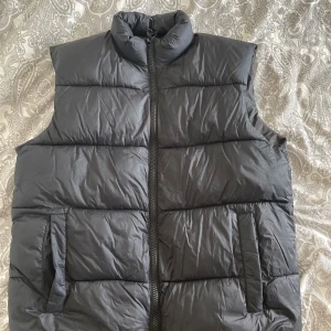 Svart pull and bear väst - Använd under en vårperiod.  Så gott som nyskick, nytvättad. Säljer då den inte längre används. Säljer åt pojkvän.  Köpt på herravdelning.