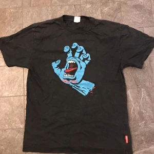 Santa cruz T - shirt - ⛔Fet santa cruz T - shirt ⛔ 9/10 condition ⛔ storlek S ⛔ Dma för mer info/bilder ⛔