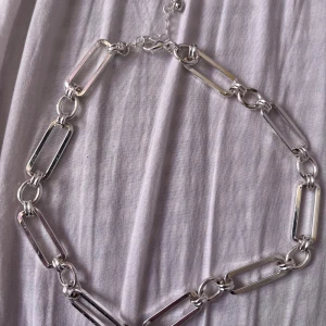 Halsband  - Olika halsband  Bild nmr 1, kedja 30kr Bild nmr 2, äkta kristall (citrine) 65kr Bild nmr 3. 20kr