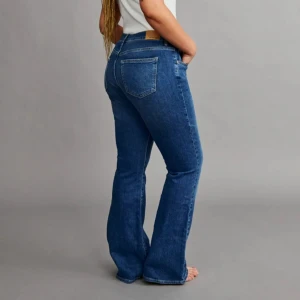 Lågmidjade jeans - Gina då dom tyvärr blivit försmå! Super snygga och bra i längd på mig som är 170. Skulle passa någon som är 160-170 skulle jag tippa på.