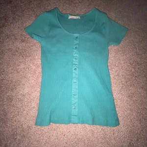 Turkos tröja - En jätte fin turkosblå tröja som tyvärr inte kommer till användning🩵🩵