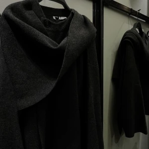 Kappa/Kofta med halsduk - Använd fåtal gånger, sitter superfint och är jätteskön.  Nypris: 699