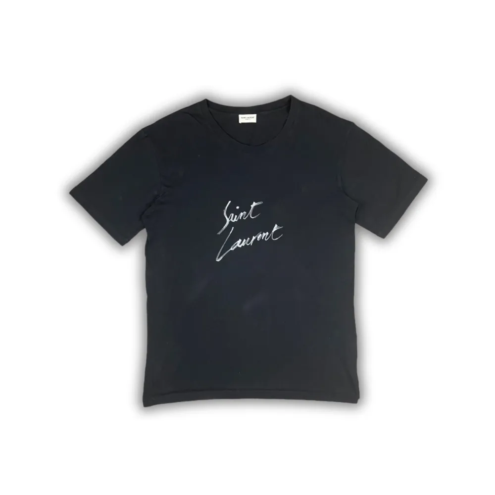 Säljer denna sjukt snygga saint Laurent t shirten | Strl: xs, fits M/L (oversized) | Cond: 7-8/10 | OG: inget | Kontakta oss privat om du har någon fråga eller önskar fler bilder, vi svarar med glädje!🤝. T-shirts.