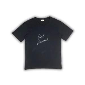 Säljer denna sjukt snygga saint Laurent t shirten | Strl: xs, fits M/L (oversized) | Cond: 7-8/10 | OG: inget | Kontakta oss privat om du har någon fråga eller önskar fler bilder, vi svarar med glädje!🤝