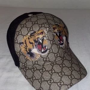gucci keps tiger - säljer min gucci keps då det inte är min sil längre, den är helt fel fri inga skador, kom privat för mer bilder. äkta
