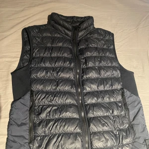 Stone island väst (M) - Storlek M  Sitter riktigt bra med stilig passform 9,5/10 i skick