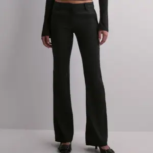 ”Low Waist Linen Flare Pants” från Nelly i stl 34💗 nya och oanvända! Säljer då dom var för långa och jag inte hann skicka tillbaka, nypris är 499kr, mitt pris 399kr