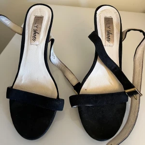 Klackar Nelly - Fina klackskor ifrån Nelly. Inga defekter 