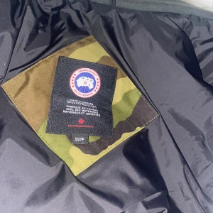  Den är äkta är inte använd fick den i julklapp -  Fick en julklapp och den är för liten för mig