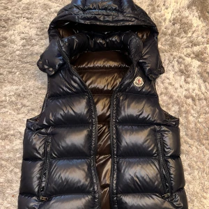 Moncler Bormes Väst (äkta) - Moncler väst i färgen navy blå i size 3 motsvarar M. Skick 9/10 nypris 12 250 sek på Moncler