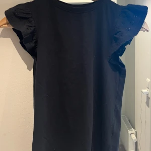 Volang topp  - Säljer denna jätte fina svart topp med volang i storlek 134-140🤩Säljer den för den ej kommer till användning💓Kontakt gärna för fler frågor och bilder 😍