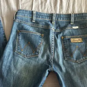 Jeans från Wrangler, säljer då de inte passar mig💕 midjemått:28 (39cm rakt över) Innerbenslängd: 80cm, jag är 165💕 (andra bilden är lånat från förra säljaren) priset kan diskuteras🫶Skriv gärna innan du klickar på köp nu!!