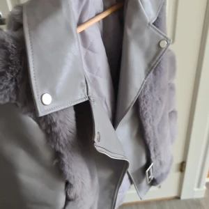 Merley skinnjacka med päls  - Säljer min oanvända (endast provad) skinnjacka med päls från Merley Stockholm. Jackan är i storlek S. Köptes för 2 veckor sedan för 1100 :- 