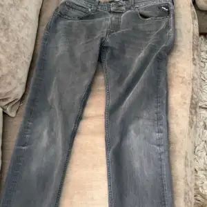 Tjena säljer mina replay jeans pga att dem har blivit för små. Det är storlek 31 och tillhör modellen groover. Dem har inga större skador bara lite längst ner på byxorna o lite på toppen av fickorna men inga fläckar. Skriv om du har någon fundering!