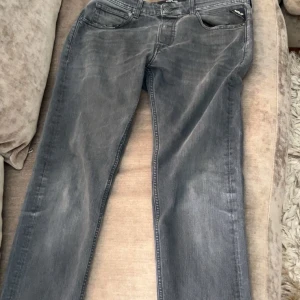 Replay Jeans - Tjena säljer mina replay jeans pga att dem har blivit för små. Det är storlek 31 och tillhör modellen groover. Dem har inga större skador bara lite längst ner på byxorna o lite på toppen av fickorna men inga fläckar. Skriv om du har någon fundering!