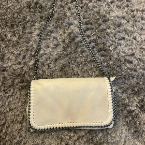Väska - En väska med kedja, super fin och bra inför sommaren!💕💕