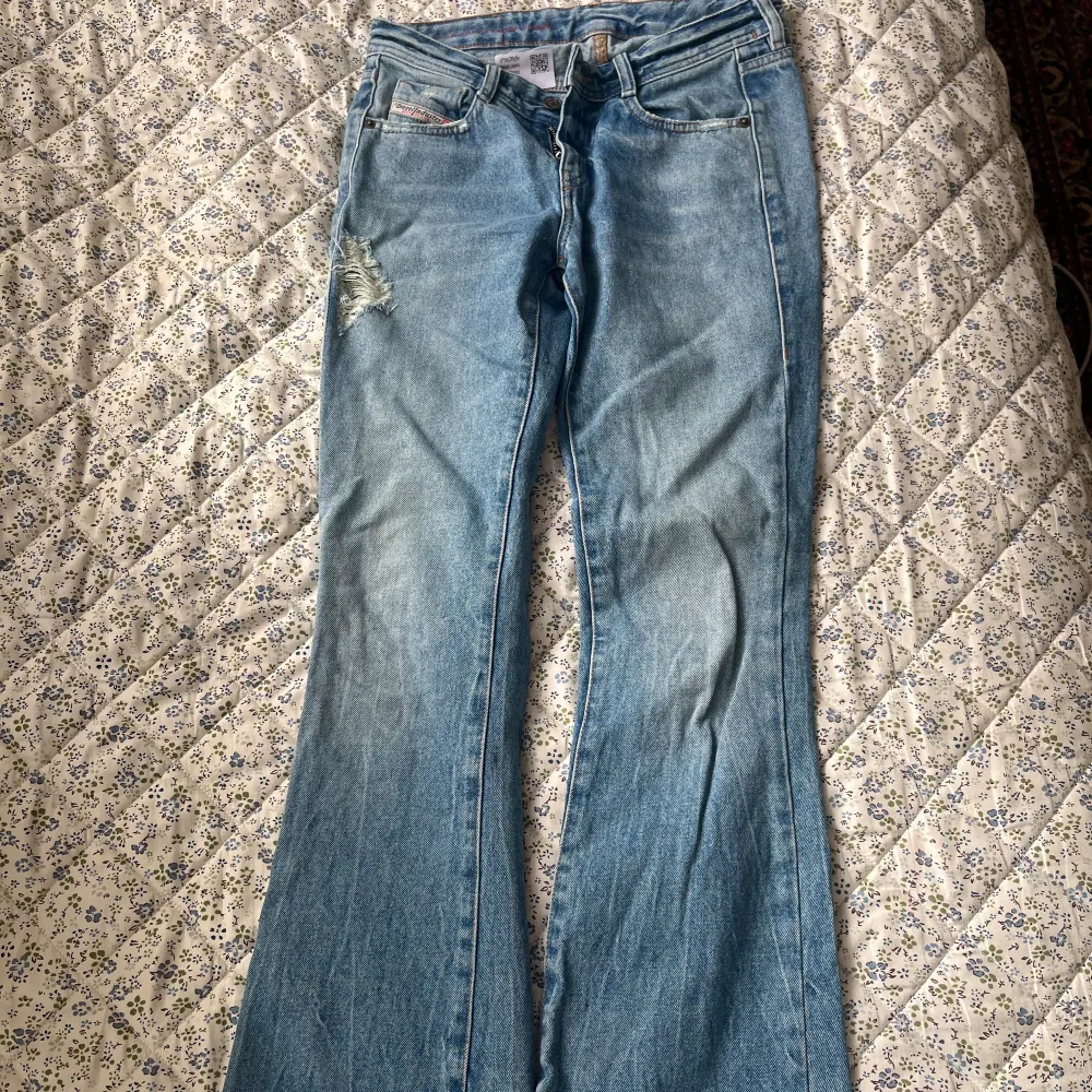 Lågmidjade utsvängda Diesel jeans köpta för ungefär ett år sen. Lite för långa och stora för mig som är 160 cm. Så tror de passar större storlekar också!  De är lite slitna i botten 💔 hör av er om fler bilder osv . Jeans & Byxor.