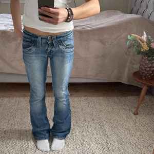 Lågmidjade jeans - Lågmidjade bootcut med coola detaljer där bak. Midjemåttet är 35cm tvärs över och innerbenslängen är 79cm 💘