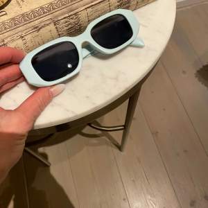Prada 17ws solglasögon i turkos blå färg i fint skick 