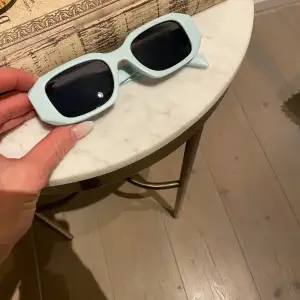 Prada 17ws solglasögon i turkos blå färg i fint skick 