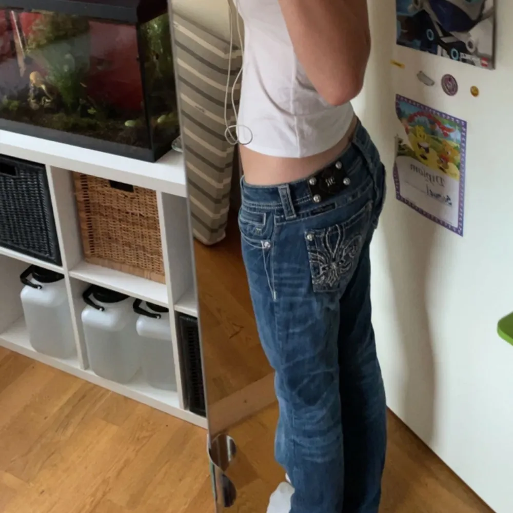 Ett par supersnygga, lågmidjade jeans från miss-me som tyvärr var för stora för mig. Jag är 173 cm och de går hela vägen ner till golvet💗. Jeans & Byxor.