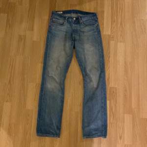 W32 L34 Riktigt schyssta, nästintill oanvända blå jeans med lite grått inslag från Levis. 