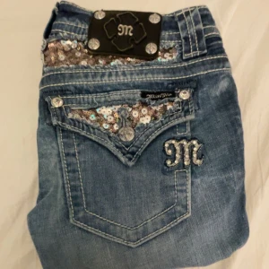 Missme jeans  - Kontakta innan köp!! Gå in på kontot för fler missme jeans:) Säljer dessa helt galet snygga jeans💕 Midja:35cm Utsöm:90cm Innerben:68cm
