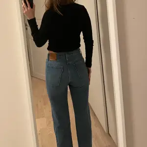 Jag säljer även dessa mörkblå Levi’s jeans. Aningen för korta för mig som är 173 cm lång. De passar mig bra i midjan som normalt har storlek 36. Säljer billigt pågrund av rensning inför flytt! Nypris 1200. Skriv gärna för fler frågor eller mått. 🤍