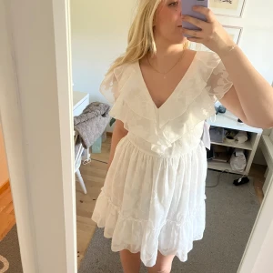 studentklänning - studentklänning från bubbleroom!  Ny med prislapp kvar! Superfin med lite mönster på! Volang upptill och v ringning!🥰💞Köpte för ca 800kr