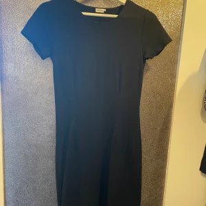 Svart klänning från Filippa k - Svart figursydd klänning från Filippa K, andvända ett fåtal gången 