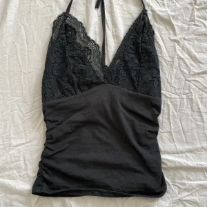 Svart linne - Svart linne med uringning i storlek XS. Är i bra skick. Inga fläckar eller hål. Används inte längre för att den är för liten.  Pris kan diskuteras.