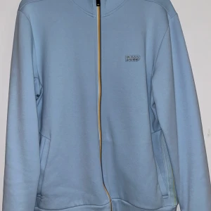 Hugo buss tröja - Väldigt fin boss tröja som är näst intill oanvänd. Tröjan är köpt på nk i Stockholm. Skick 9/10. Priset är inte hugget i stenen.