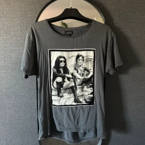 Limitato T-shirt S - Tja! säljer nu min Limitato T-Shirt i storlek S den är i väldigt bra skick och har inga defekter osv, den är även i en snygg färg som gör den lätt att matcha till vilka plagg som helst! tvivla inte på att skriva om du är intresserad eller fundersam!