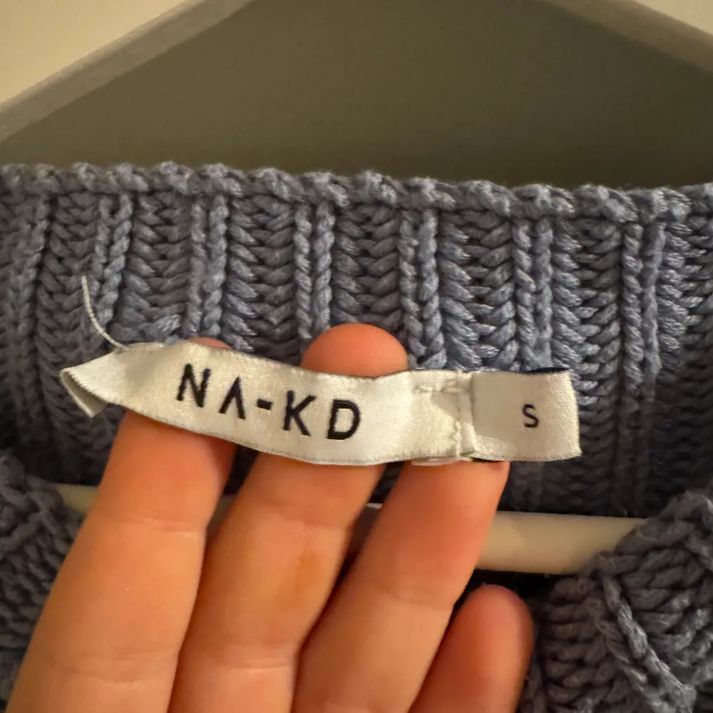 Säljer denna fina blåa stickade tröja från NA-KD✨ Använd få tals gånger ✨ Storlek S✨ Skriv för fler bilder🩷. Neuleet.