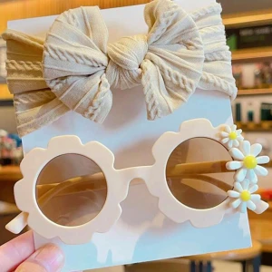 2st/set blomma solglasögon och knytrosett hårband - 2st/set blomma solglasögon och knytrosett hårband. Stl passar till flickor från 3-14år  Ny Kolla gärna min profil har flera accessoarer🤍