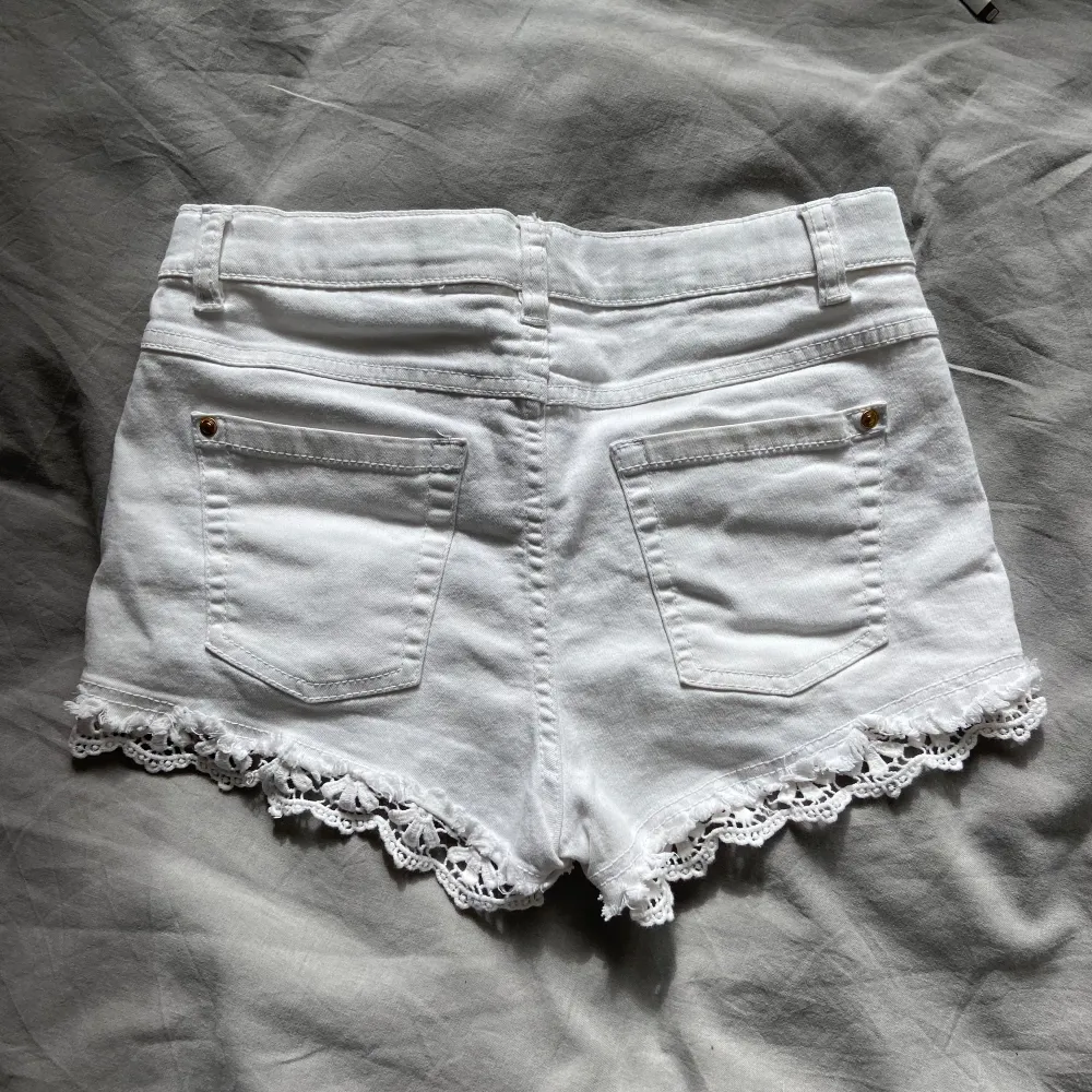 Jätte söta vita jeans shorts med spets detaljer! . Shorts.
