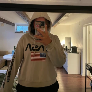 Beige hoodie  - Beige hoodie med nasa tryck från H&M. Storlek M i gott skick. 
