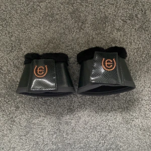 Equestrian Stockholm Boots! - Helt nya ES boots i färgen Dark sky💕 Strl: Full men passar också medium🙌Säljer pga storleksfel. Lapp och förpackning kvar! Kan tänka mig att gå ner i pris vid snabb affär💕