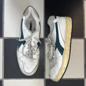 Diadora - Sneakers från diadora, vit och blå. Rätt så slitna men det kanske finns någon som e taggad på ett par skor! Mi Basket Low Horsy x Paura