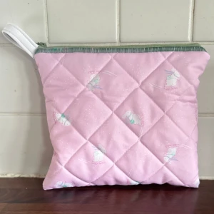 Necessär. - Perfekt till alla småsaker som landar lite varstans i väskan. Den randiga är lagom stor till 2-3 nappflaskor. 30 kr styck.