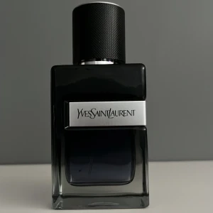Ysl y edp - En riktigt fräsch parfym den är väldigt somrig och luktar som man har tagit en dusch en utav mina favorit parfymer den funkar väldigt bra som everyday parfym har använt lite så är inte helt full men nästan full nypris 1150kr