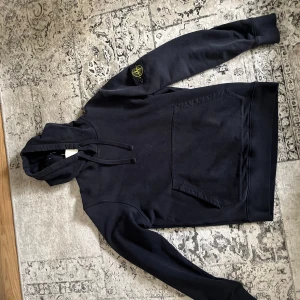 Stone island hoodie  - Skicket är 7,5/10 Storlek M Äkta